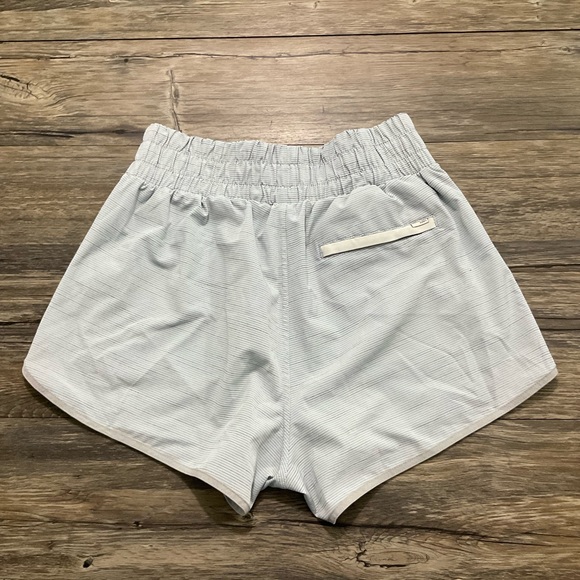 Vuori Cardiff Shorts Womens - Picture 4 of 6